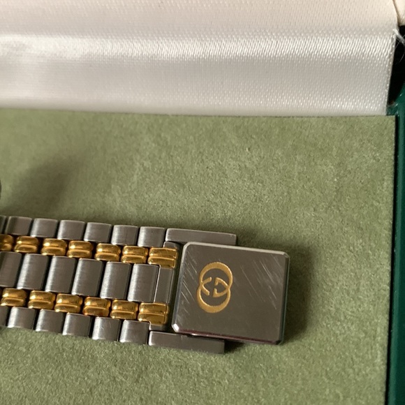 Gorgeous vintage Gucci watch. Feels like butter when on wrist! Make offer! - Picture 3 of 8